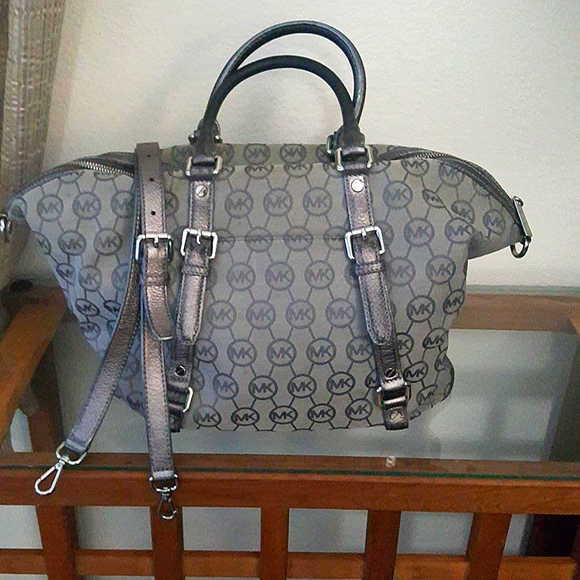 Michael Kors large classic silver/gray canvas & leather crossbody shoulder bag - Picture 14 of 16